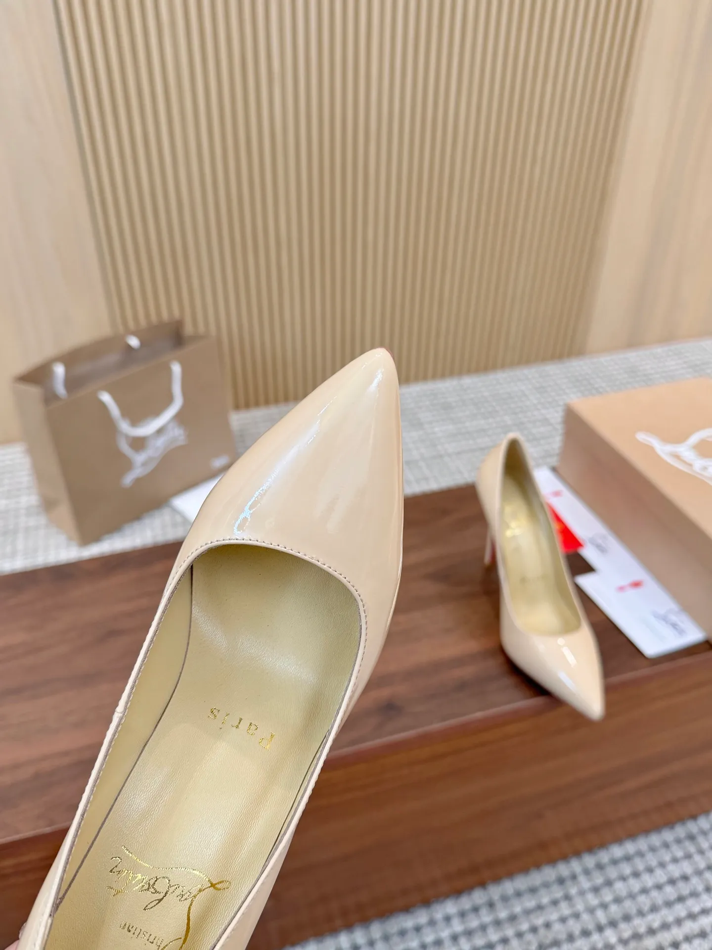 👟👟Ex-factory price 440👟👟 Genuine leather sole +40 Year-round shipment💝Christian Louboutin CL👠 Classic "💎Cow Patent Leather💎 Series" noble and luxurious, real blingbling👟👟 Real materials, all customized by the pattern maker, and the materials are made of original customized materials to achieve the taste of the original 6 color options💍 Upper: Imported 👉cow patent leather💪 Lining: Sheepskin foot pad/lining Size: 34-40.41.42 Heel height: 10.5cm and 8.5cm two options Leather sole Rubber sole